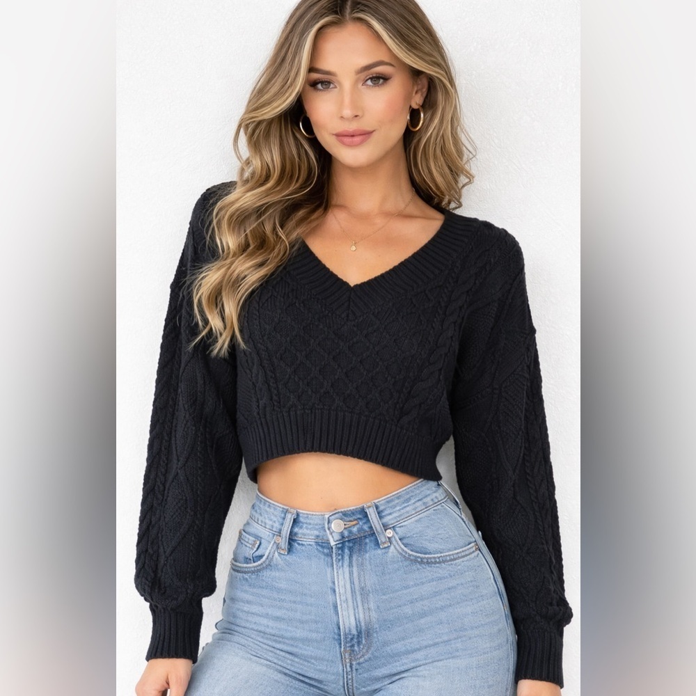 Black Cropped Cable Knit V-Neck Sweater
Boho Chic Cozy Top Size Small